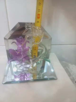 Figura de cristal con flores y colibrí