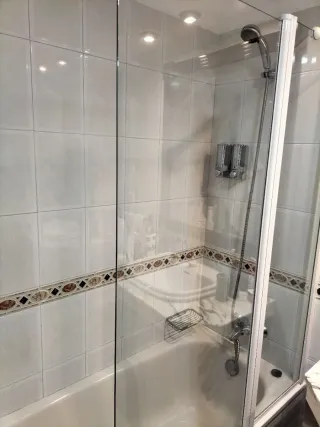 CÓRDOBA Baño completo accesorios roca.