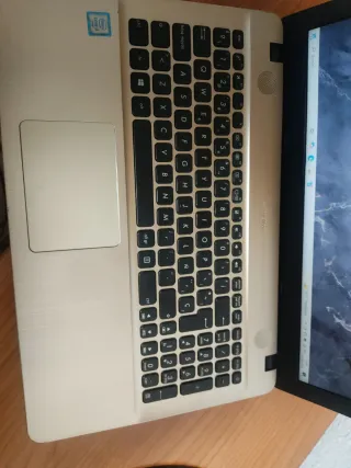 Ordenador portátil Asus plateado y negro