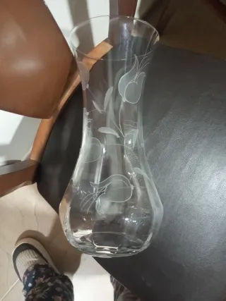 Jarrón de cristal tallado con flores