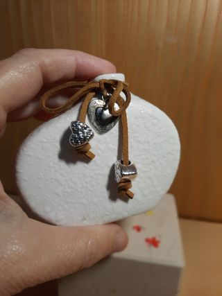 Piccolo vaso decorativo bianco con cuori