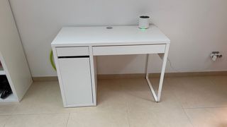 Mesa de escritorio blanca