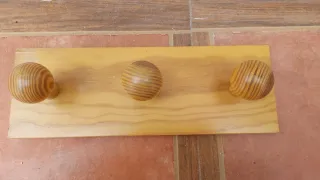 Perchero de madera con 3 pomos