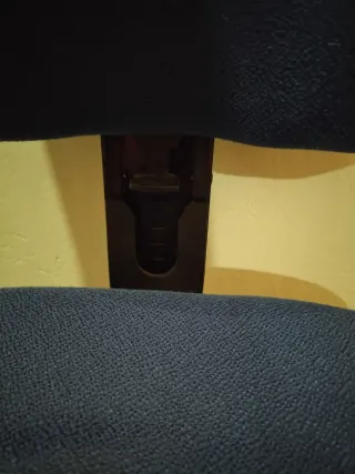 Silla de oficina azul con ruedas