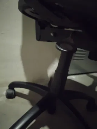 Silla de oficina azul con ruedas