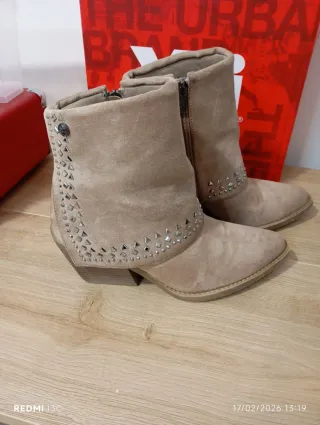 Botines Xti Beige con Tachuelas