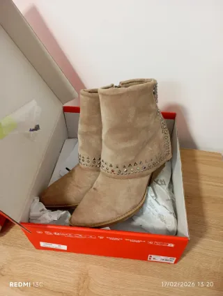 Botines Xti Beige con Tachuelas