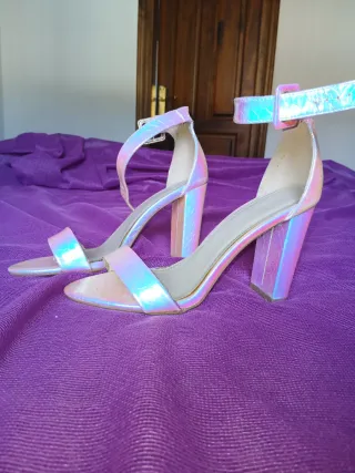 Sandalias de tacón holográficas