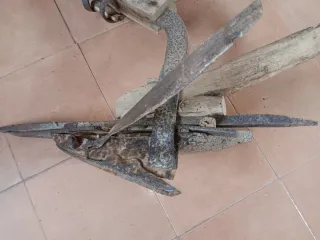 Arado antiguo de madera y metal