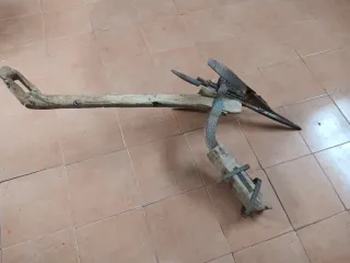 Arado antiguo de madera y metal