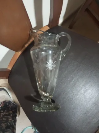 Jarra de vidrio soplado con flores