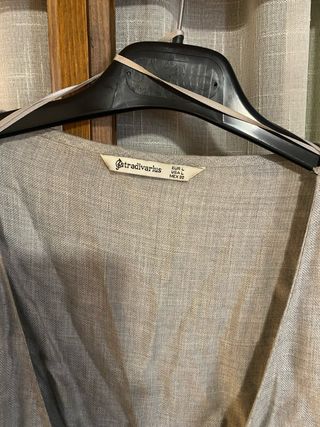 Blusa Stradivarius gris bordada y pantalón negro l