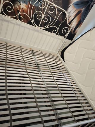 Cama de metal con cabezal