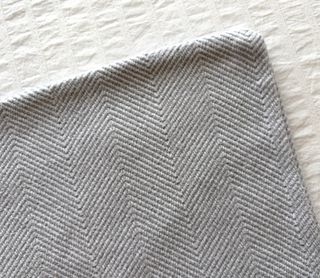 Funda de cojín gris y blanco