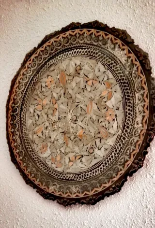 Plato decorativo metal labrado floral