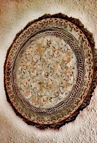 Plato decorativo metal labrado floral