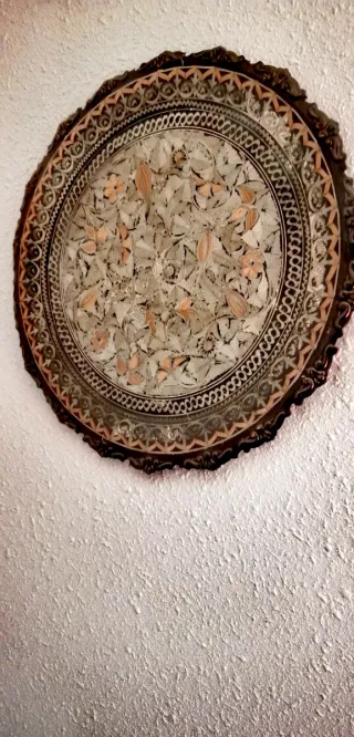 Plato decorativo metal labrado floral