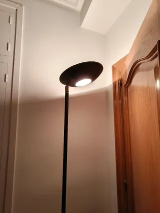 Lámpara de pie negra y dorada