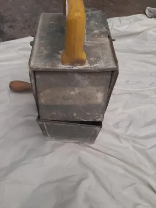 Máquina antigua para echar gota de pintura la loli