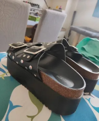 Sandalias Pull&Bear negras con tachuelas