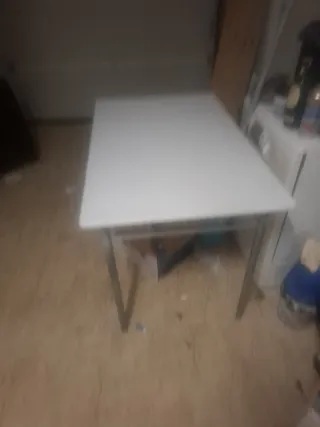 Mesa de cocina blanca de plástico