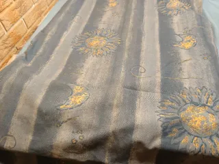 Tela con diseño de lunas y soles