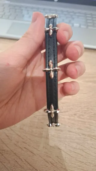 Gargantilla negra con adornos plateados