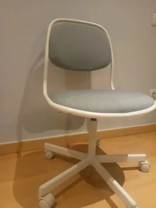 Silla de escritorio gris y blanca