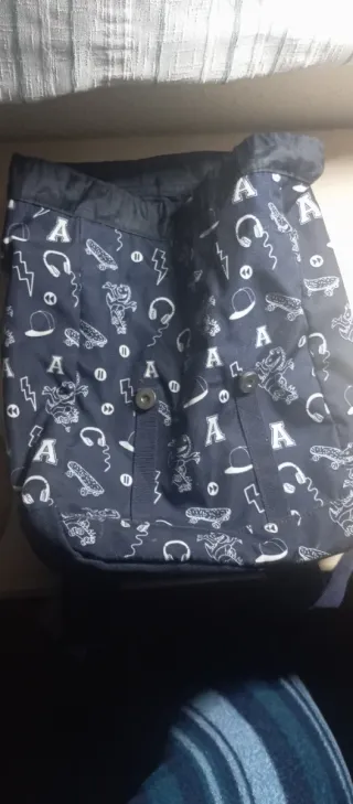 Mochila azul con estampado divertido.