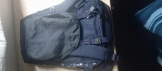 Mochila azul con estampado divertido.