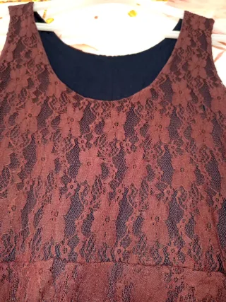 Vestido de encaje con volante