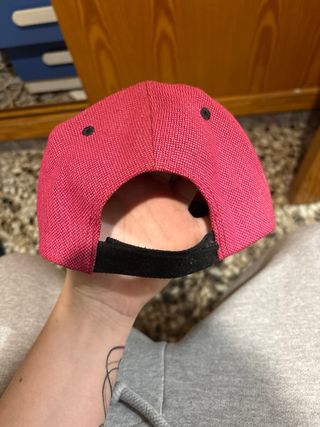 Gorra Gucci roja y negra y de muy buena calidad