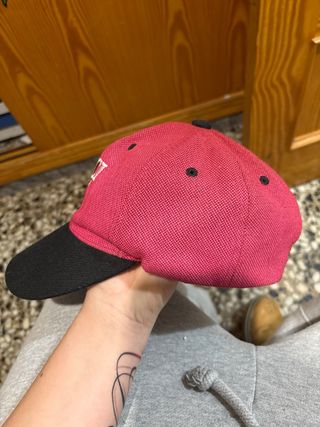 Gorra Gucci roja y negra y de muy buena calidad