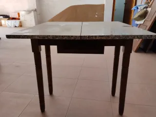 Tavolo da cucina in legno con 2 sgabelli in noce