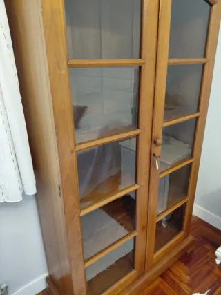 Vitrina antigua de madera y cristal