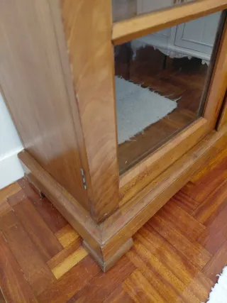 Vitrina antigua de madera y cristal