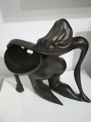 Scultura moderna donna rame brunito