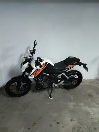 KTM Naked Moto Naranja y Blanca