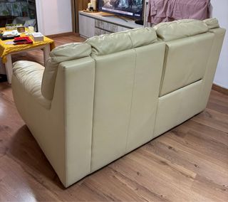 Sofá de piel beige 2 plazas 1