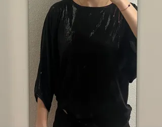 Blusa negra con detalles brillantes