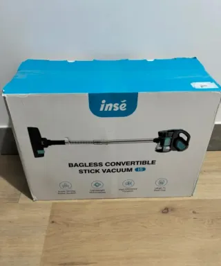 Aspirador de mano nuevo con accesorios