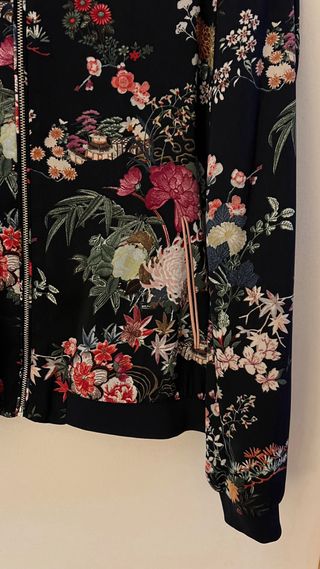 Bomber Zara azul marino estampado oriental Talla M