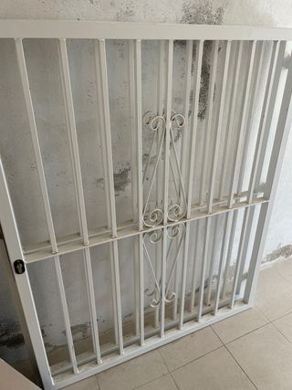 Rejas para ventanas blancas x 2. Cada una mide 1x1