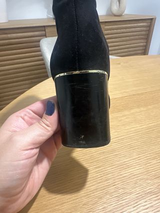 Botín terciopelo negro Zara tacón dorado