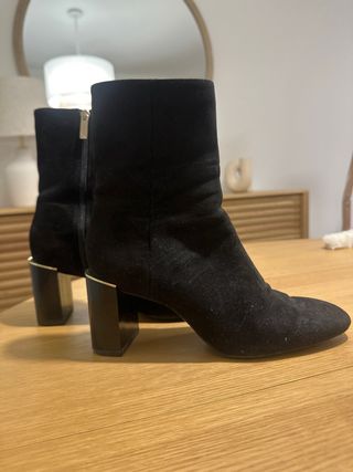 Botín terciopelo negro Zara tacón dorado