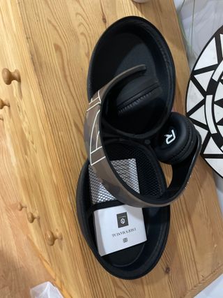 Cascos Inalámbricos Negros y Marrones