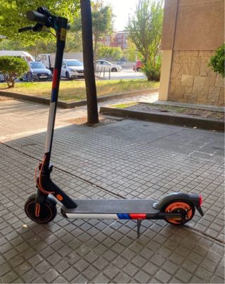 Patinete eléctrico con diseño deportivo