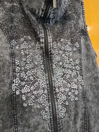 Vestido vaquero  con bordado y pedrería.Nudo detrá