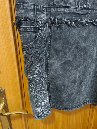 Vestido vaquero  con bordado y pedrería.Nudo detrá