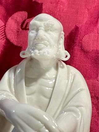 Figura Dehua de un  Lohan Sentado sobre un Ciervo